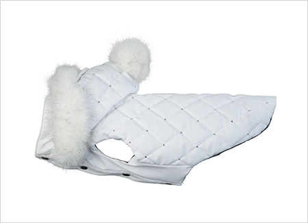 elegante cappottino di lusso per cani con raffinati dettagli in eco-fur bianco su cappuccio e poi-pon e scintillanti strass su tutto il capo
