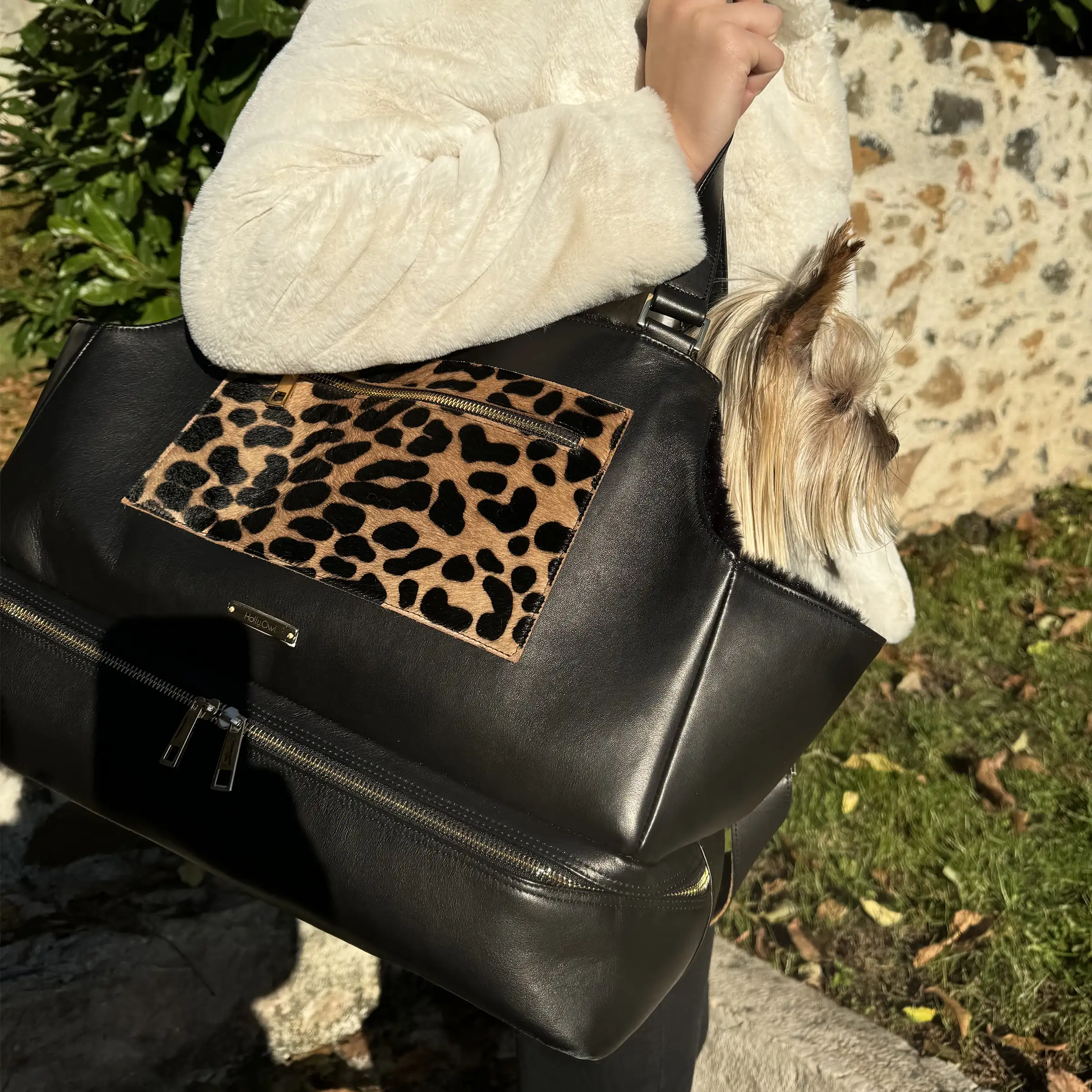 Dettaglio borsa di lusso per cani in vera pelle con dettagli animalier wild-jaguar. Firmata Hollyowl.