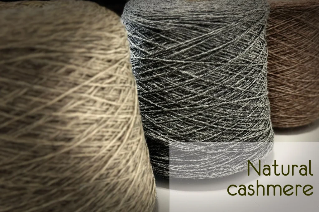 Brand di abbigliamento per cani:: rocche di cashmere grigie