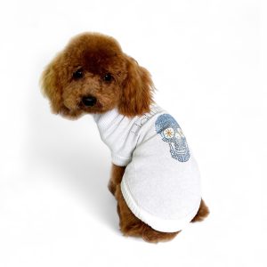 Maglione per cani in cashmere indossato da un grazioso barboncino marrone, brand Hollyowl