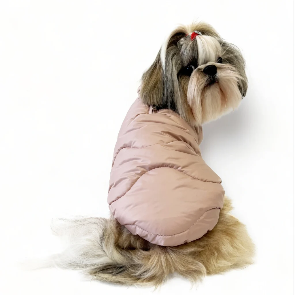 Piumino per cani molto elegante rosa indossato da Shih tzu - firmato Hollyowl.