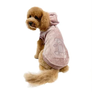 Felpa per cani alla moda in ciniglia rosa cipria, realizzata a mano in Italia da HollyOwl.