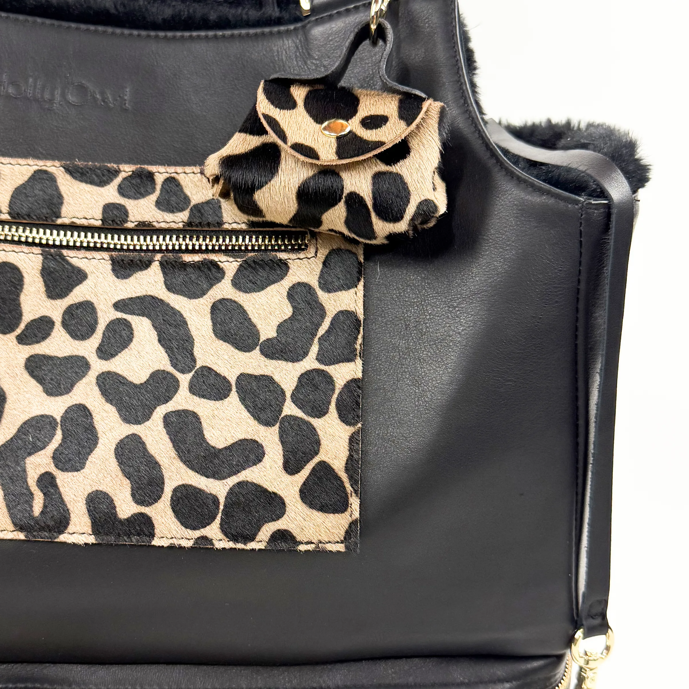 Dettaglio borsa di lusso per cani in vera pelle con dettagli animalier wild-jaguar. Firmata Hollyowl.